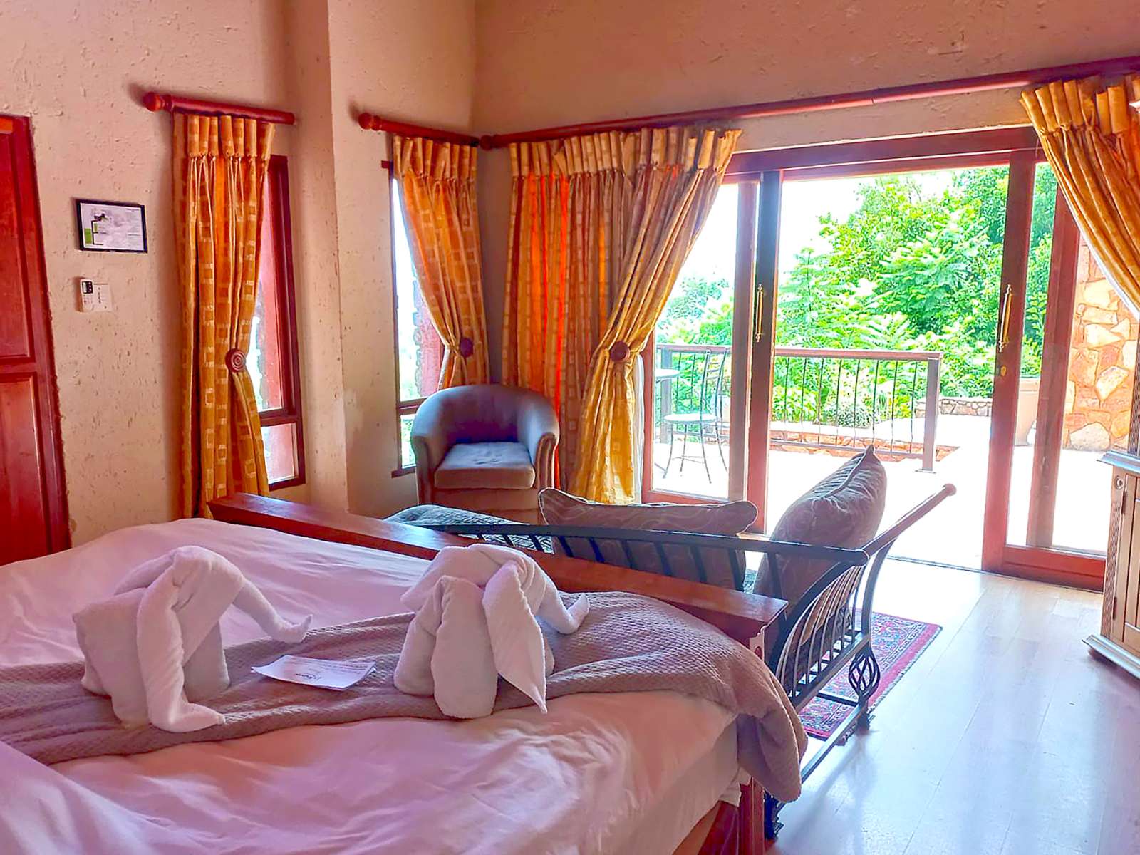 Romantic suite layout with balcony at La Montagne