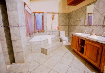 Grand Lodge Jacuzzi Suite bathroom 2