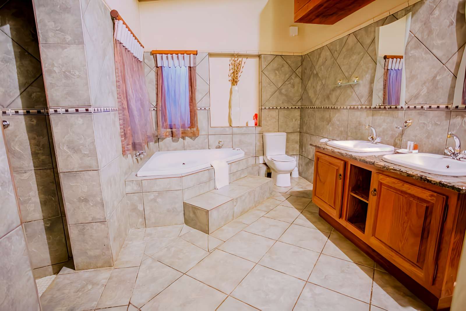 Bathroom detail at Heritage Lodge Jacuzzi Suite