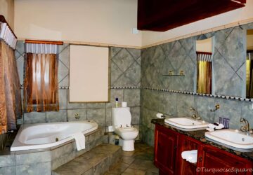 Grand Lodge Jacuzzi Suite bathroom