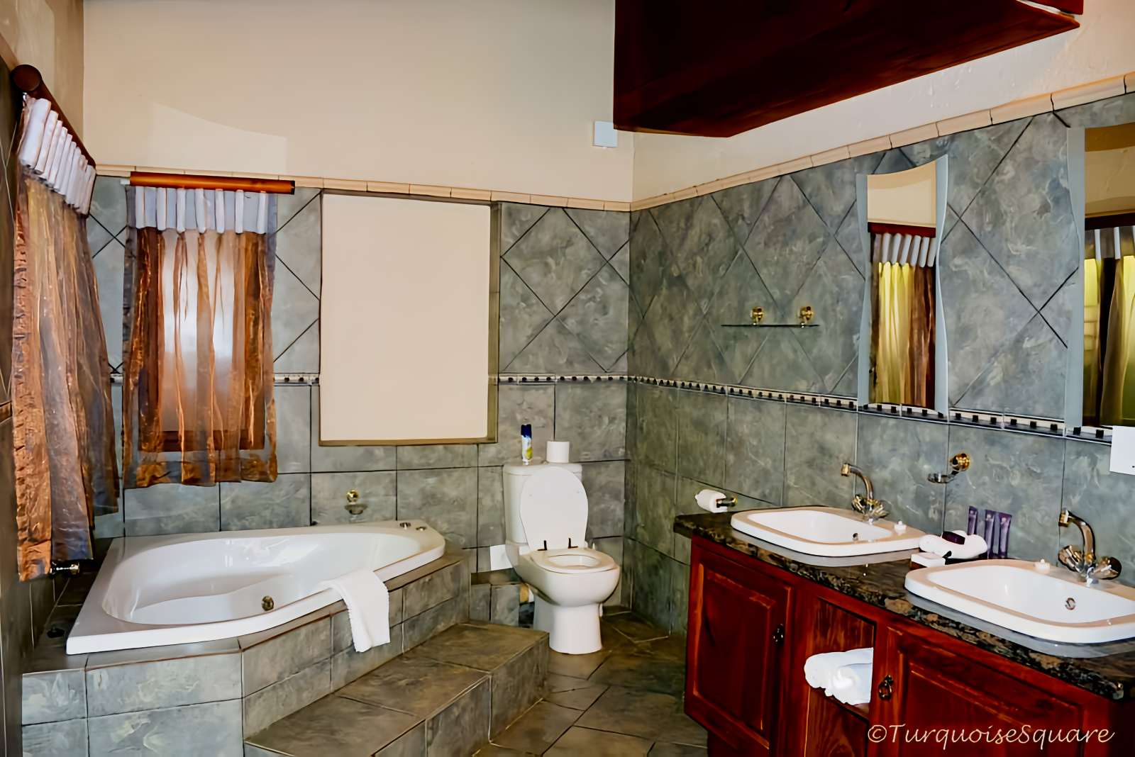 En-suite bathroom in Heritage Lodge Jacuzzi Suite