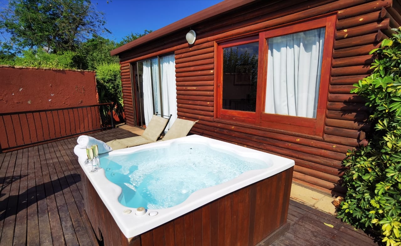 Jacuzzi detail at Heritage Cabin Jacuzzi Suite
