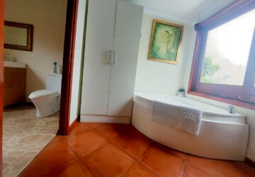 Romantic Log Cabin with jacuzzi bathroom 2