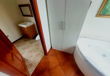 Romantic Log Cabin with jacuzzi bathroom