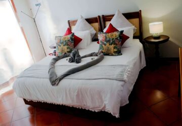 Romantic Log Cabin with jacuzzi bed 2