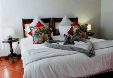 Romantic Log Cabin with jacuzzi bed