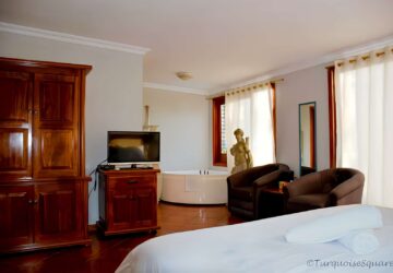 Romantic Log Cabin with jacuzzi bedroom 3