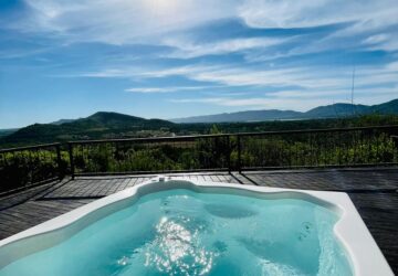 Romantic Log Cabin with jacuzzi bubbles