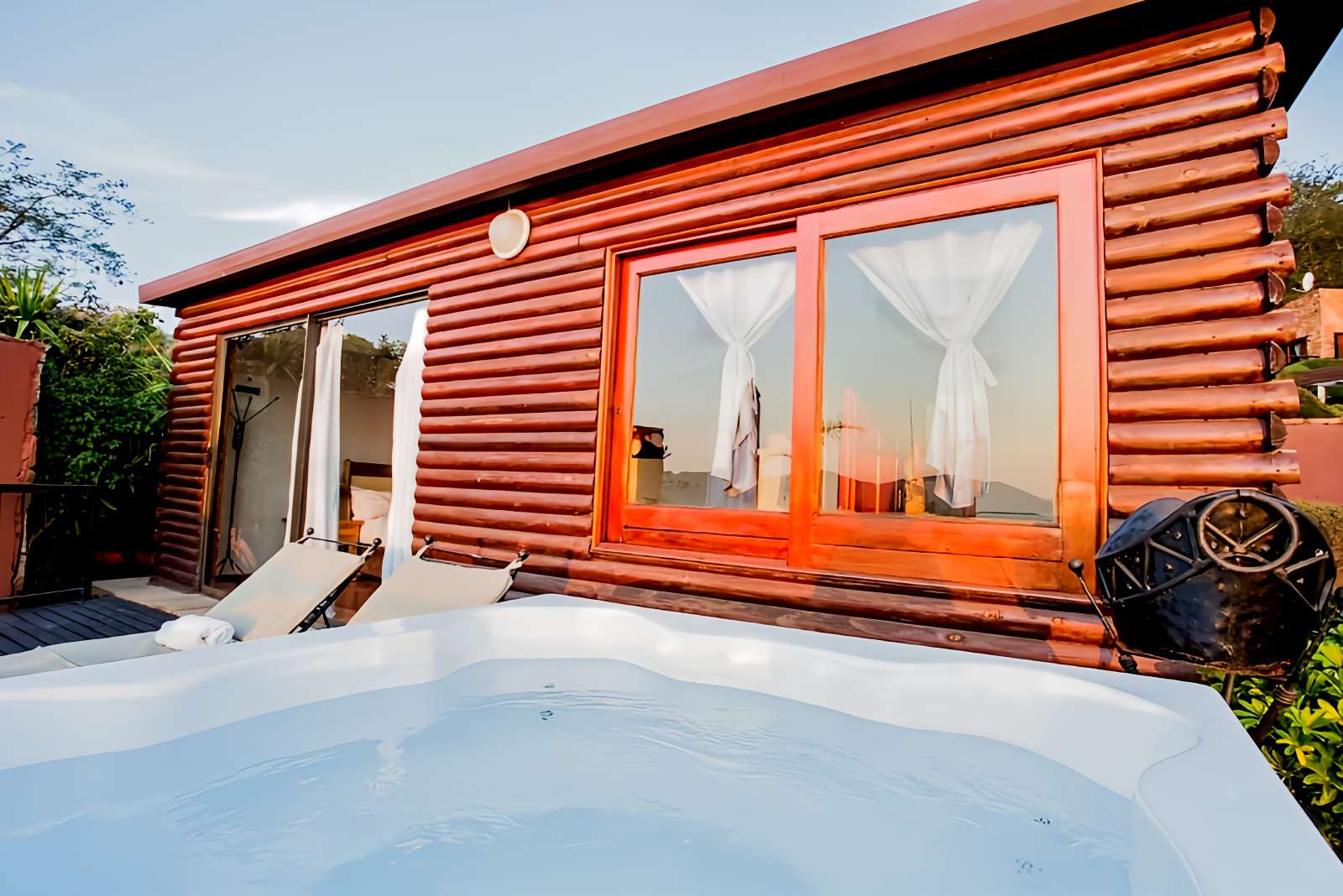Heritage Cabin Jacuzzi Suite front deck with Jacuzzi