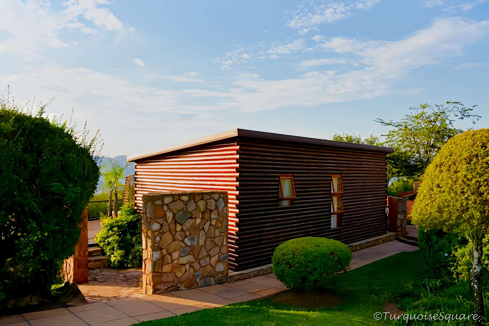Standalone cabin setting at Heritage Cabin Jacuzzi Suite
